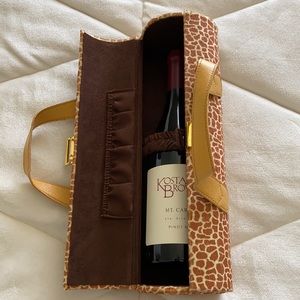 🍷👜NWOT giraffe print wine carrier/leather handle